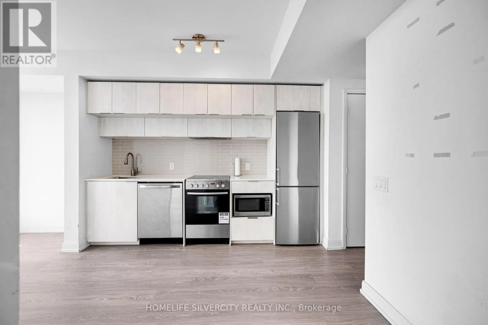 PH8 - 181 DUNDAS STREET E