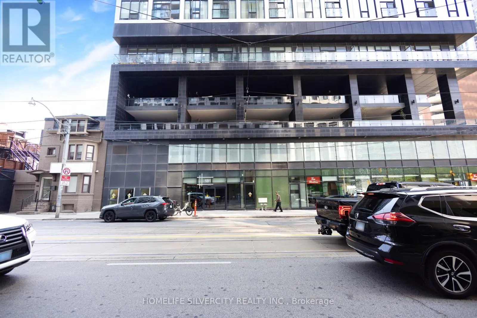 PH8 - 181 DUNDAS STREET E