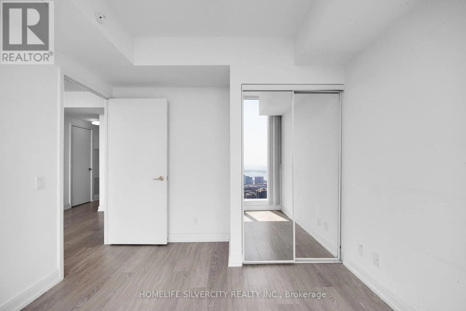 PH8 - 181 DUNDAS STREET E