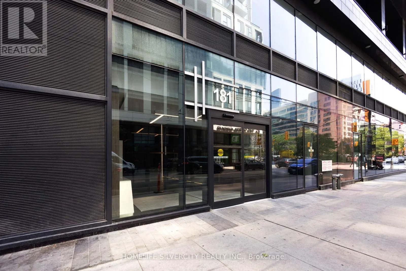 PH8 - 181 DUNDAS STREET E