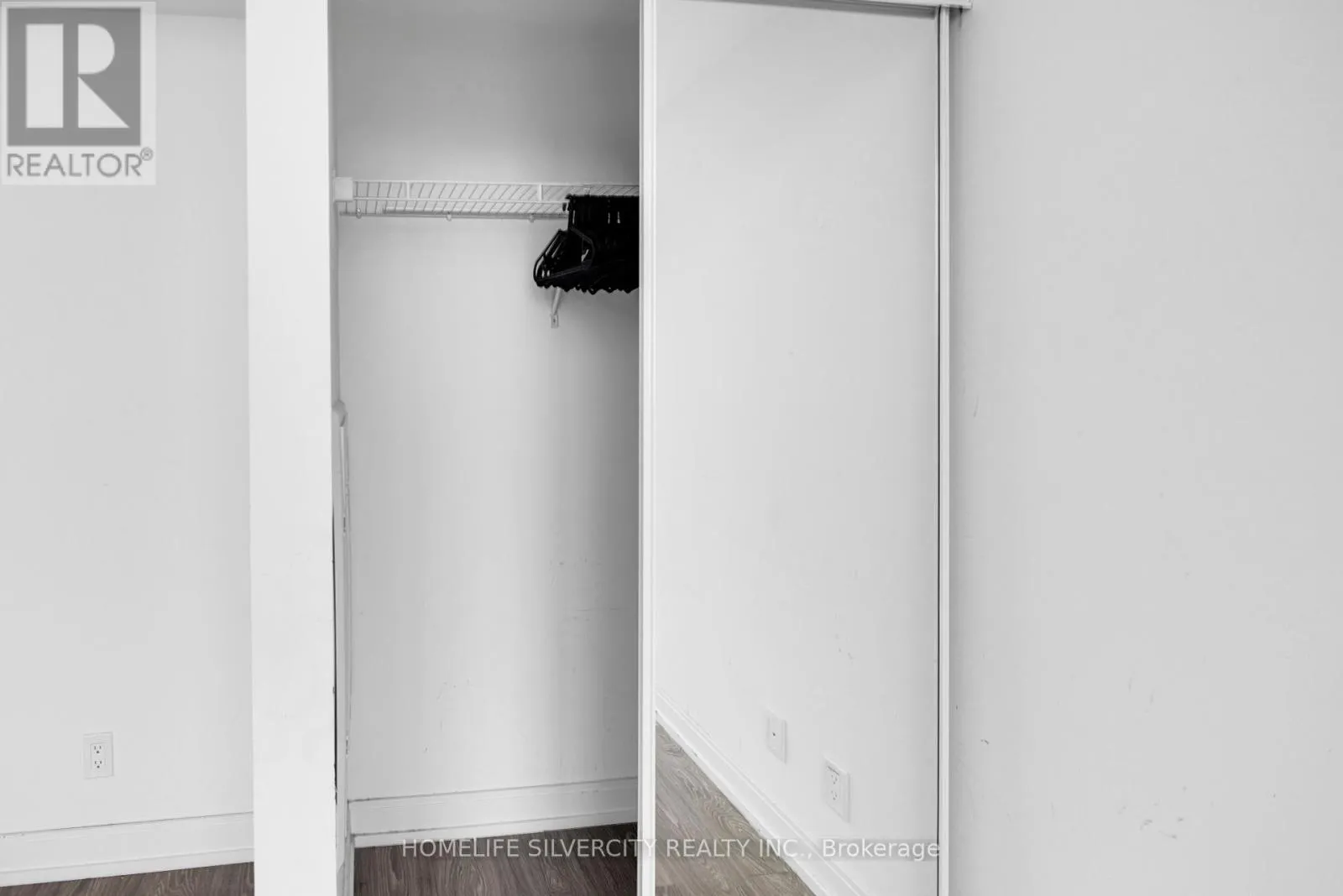 PH8 - 181 DUNDAS STREET E