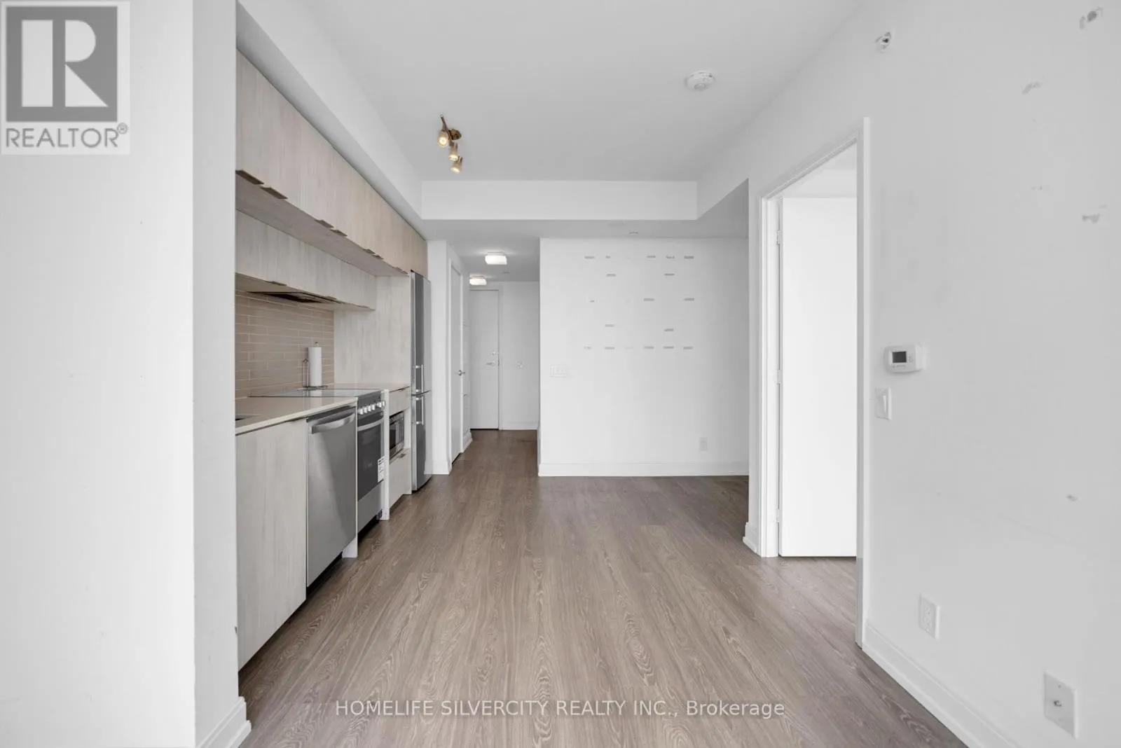 PH8 - 181 DUNDAS STREET E