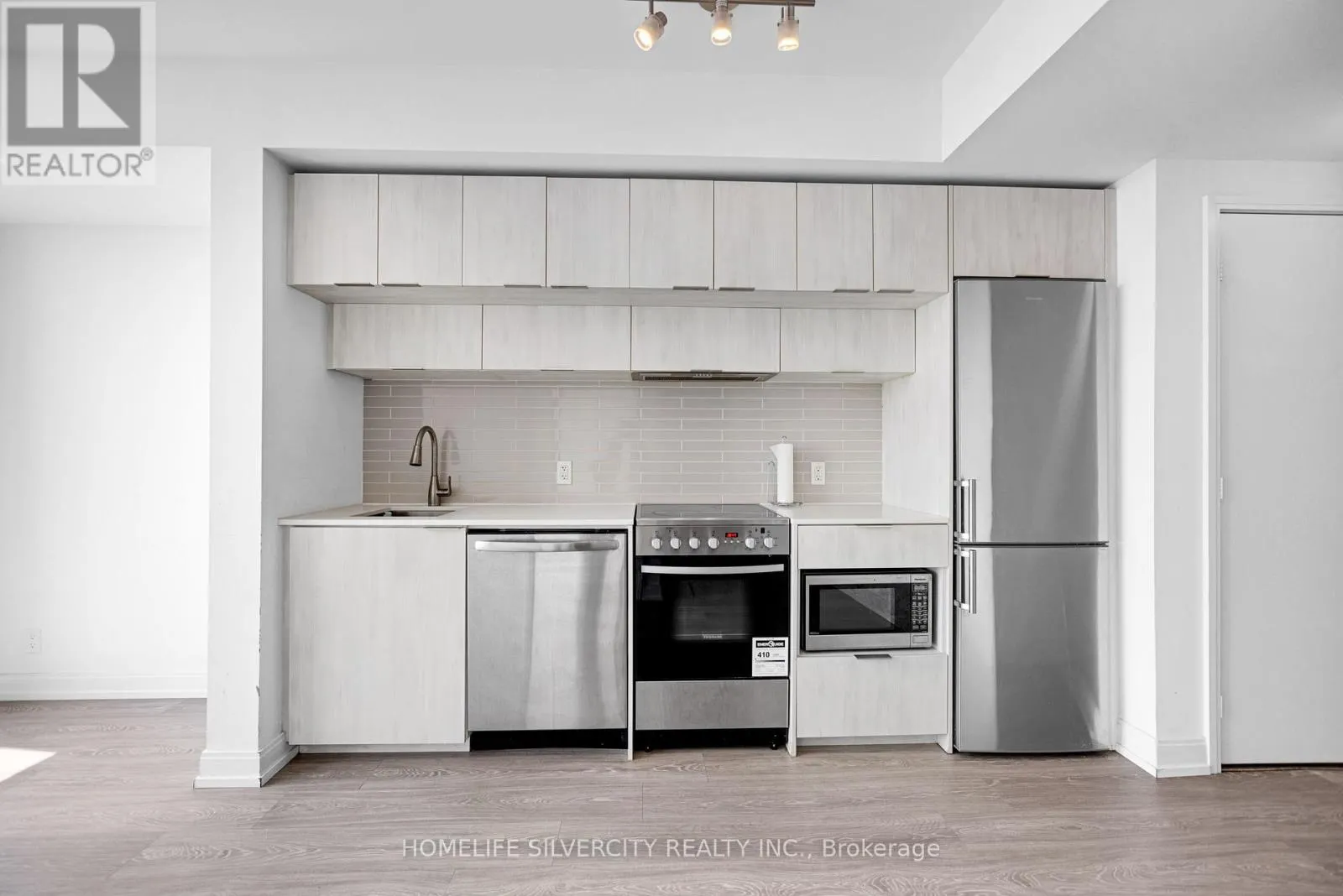 PH8 - 181 DUNDAS STREET E