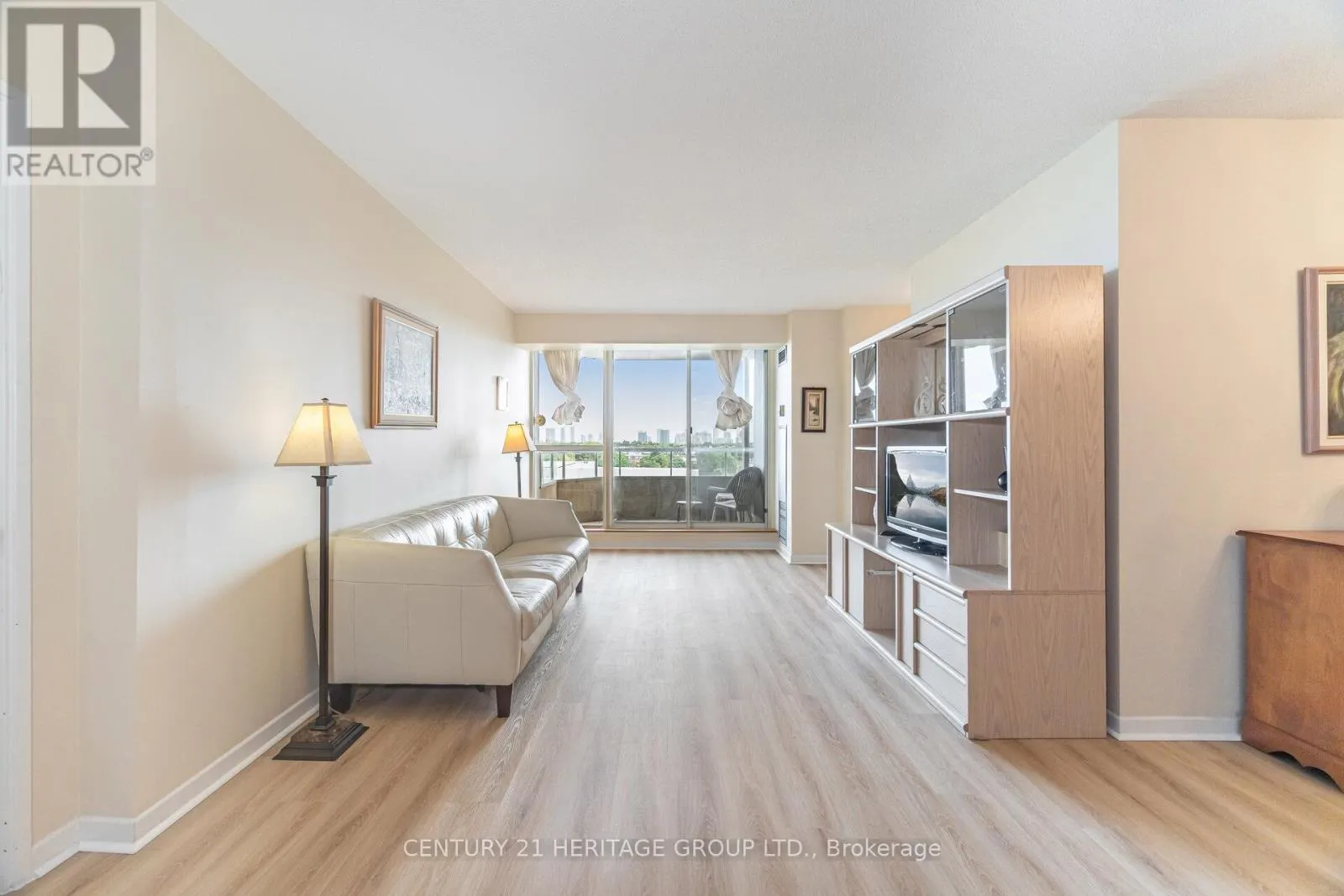 910 - 10 TORRESDALE AVENUE