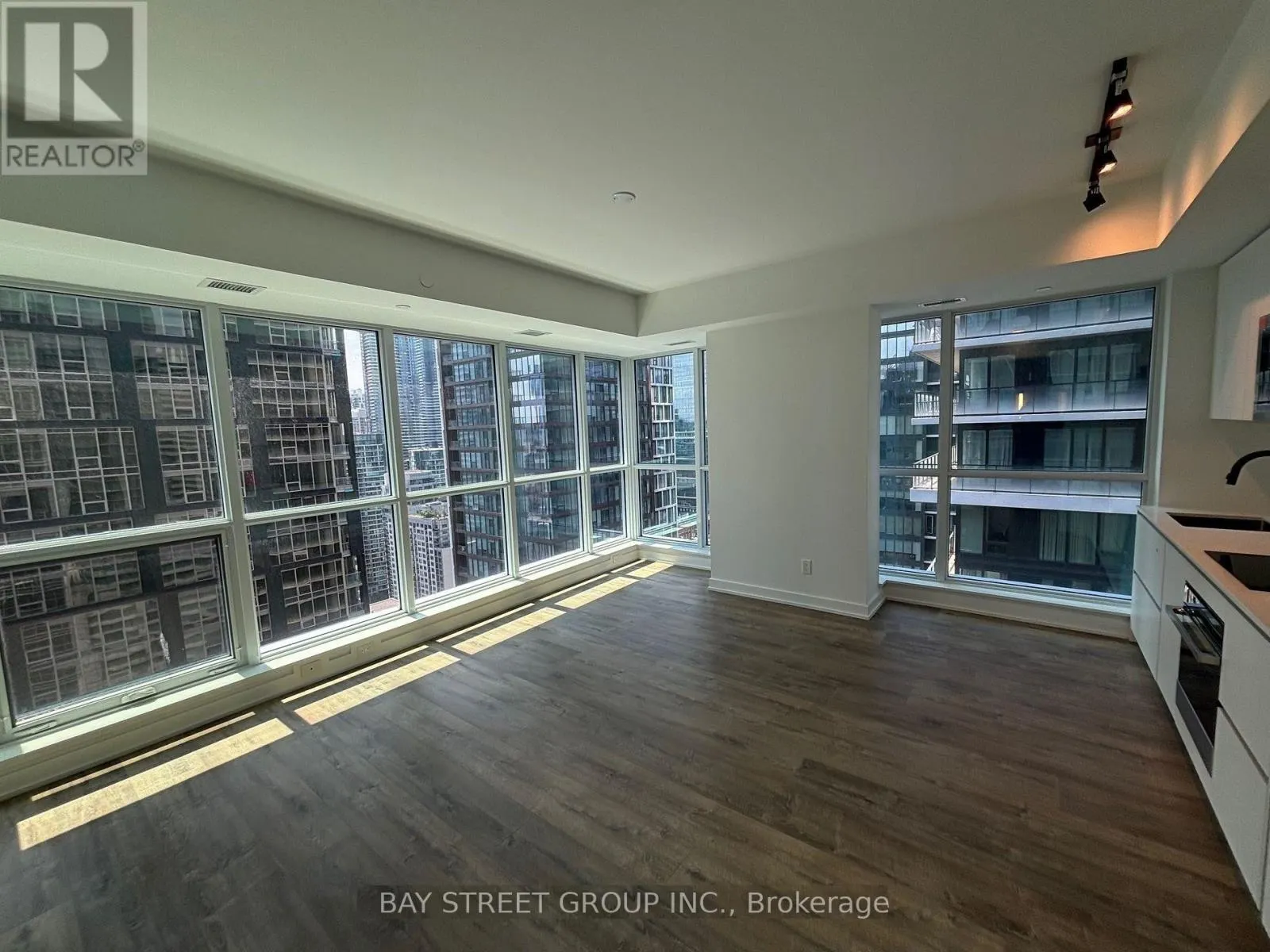 2302 - 327 KING STREET W