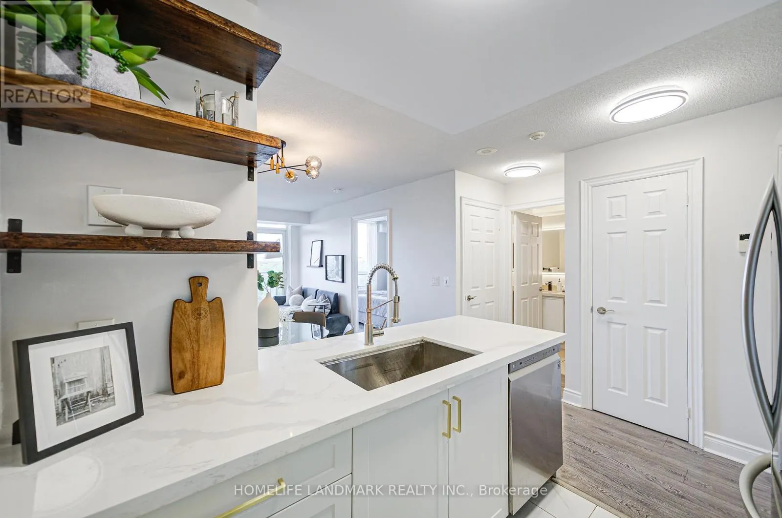 1011 - 15 GREENVIEW AVENUE