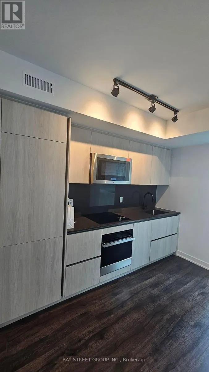 702 - 327 KING STREET W