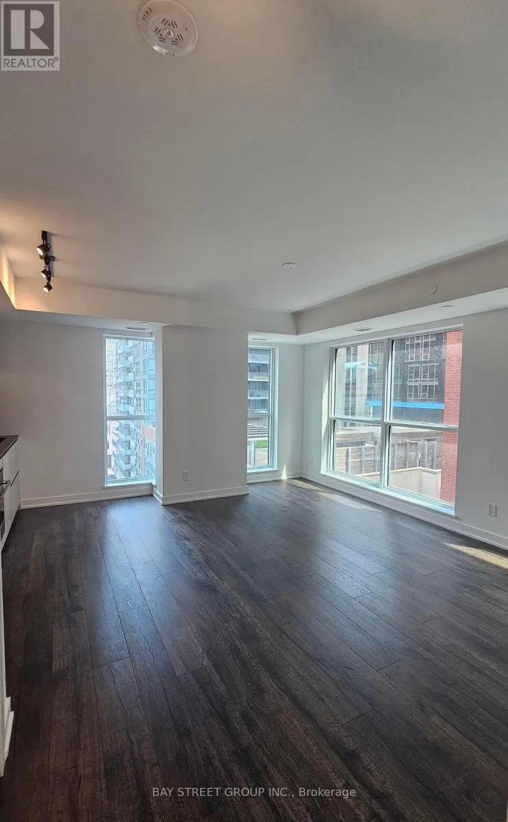 702 - 327 KING STREET W