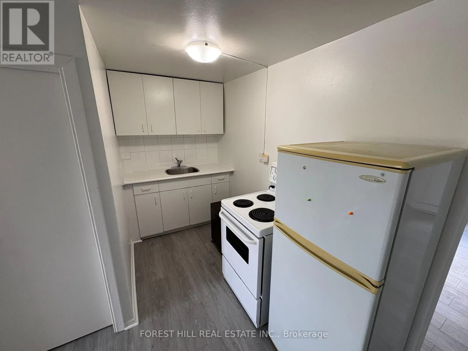 3 - 480 QUEEN STREET W