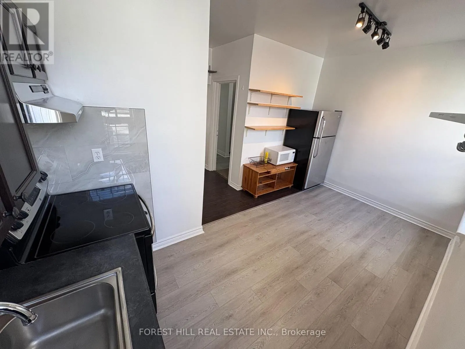 2 - 480 QUEEN STREET W