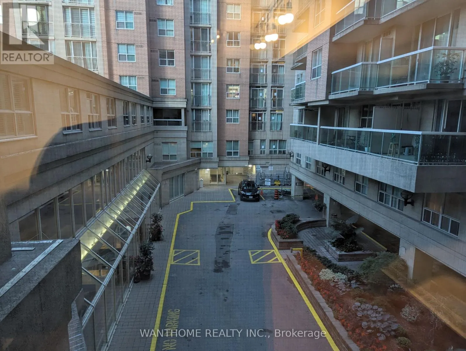 350 - 313 RICHMOND STREET E