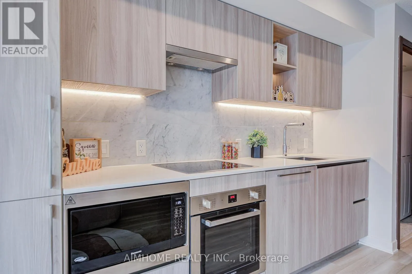 1102 - 19 BATHURST STREET