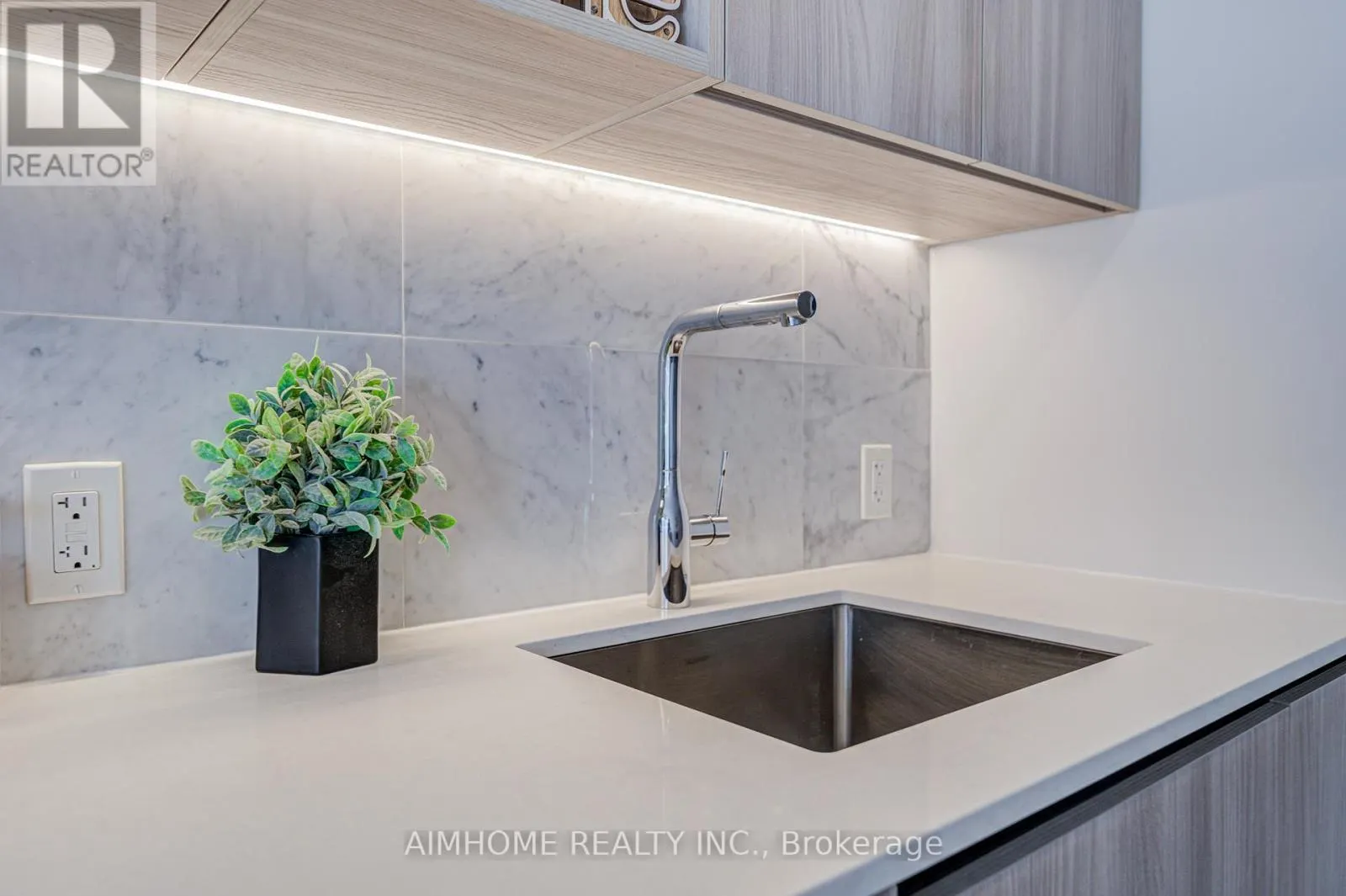 1102 - 19 BATHURST STREET