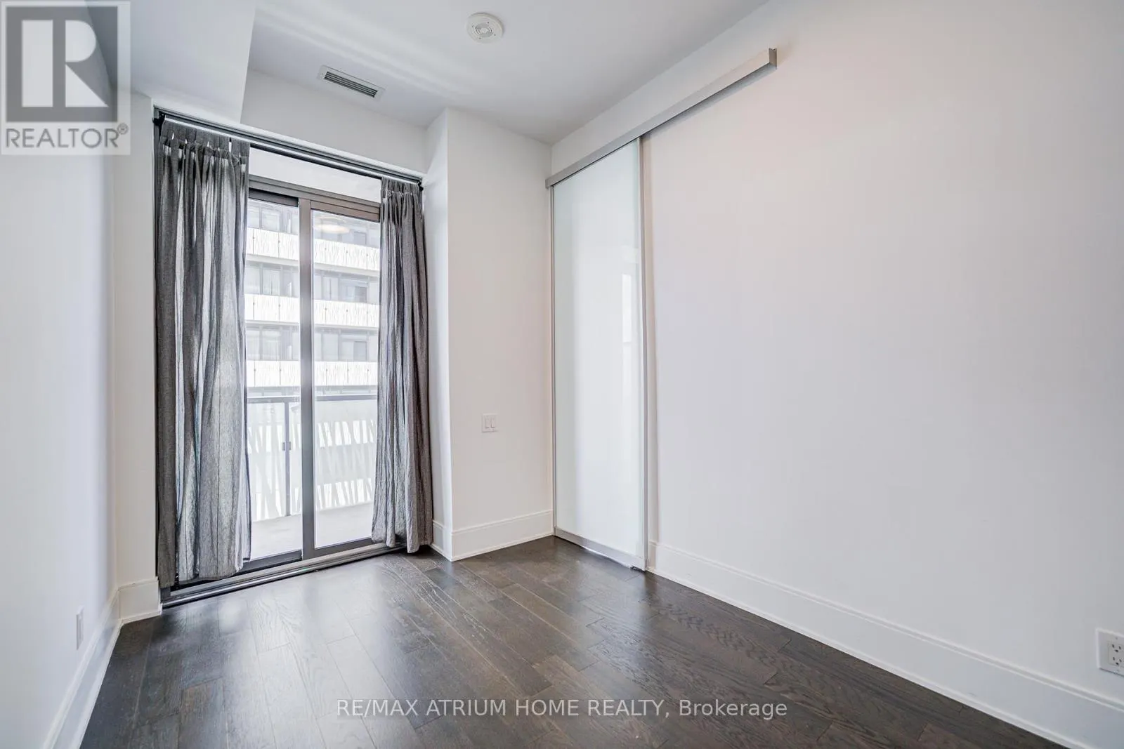 5004 - 50 CHARLES STREET E