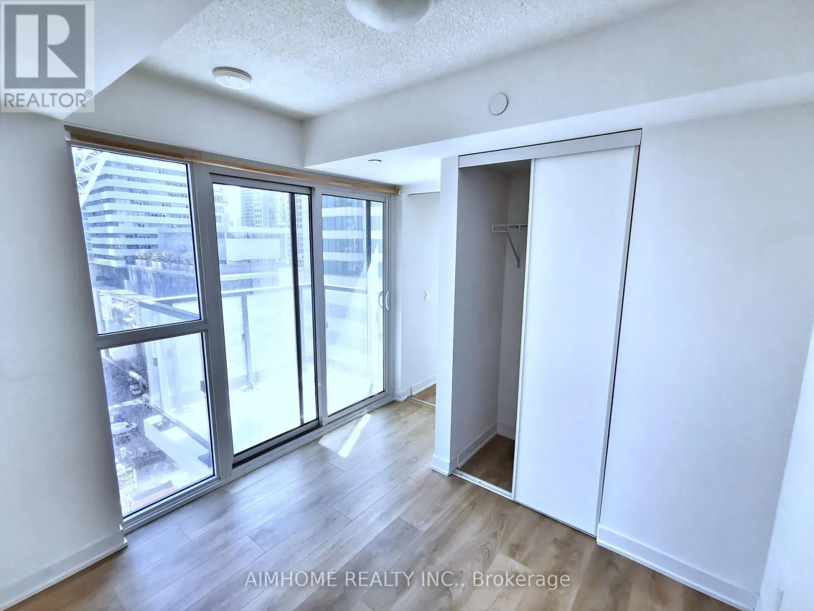 1315 - 87 PETER STREET