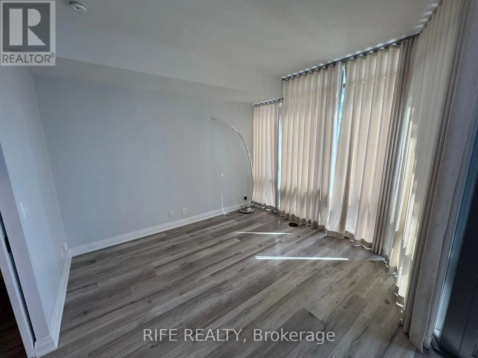 1707 - 832 BAY STREET