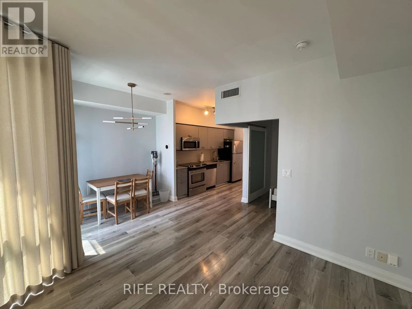 1707 - 832 BAY STREET