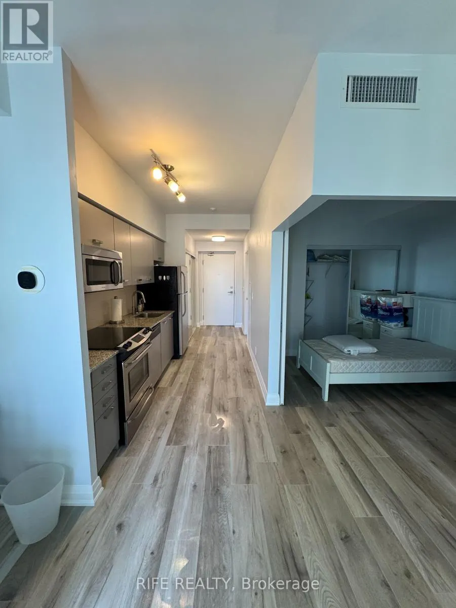 1707 - 832 BAY STREET
