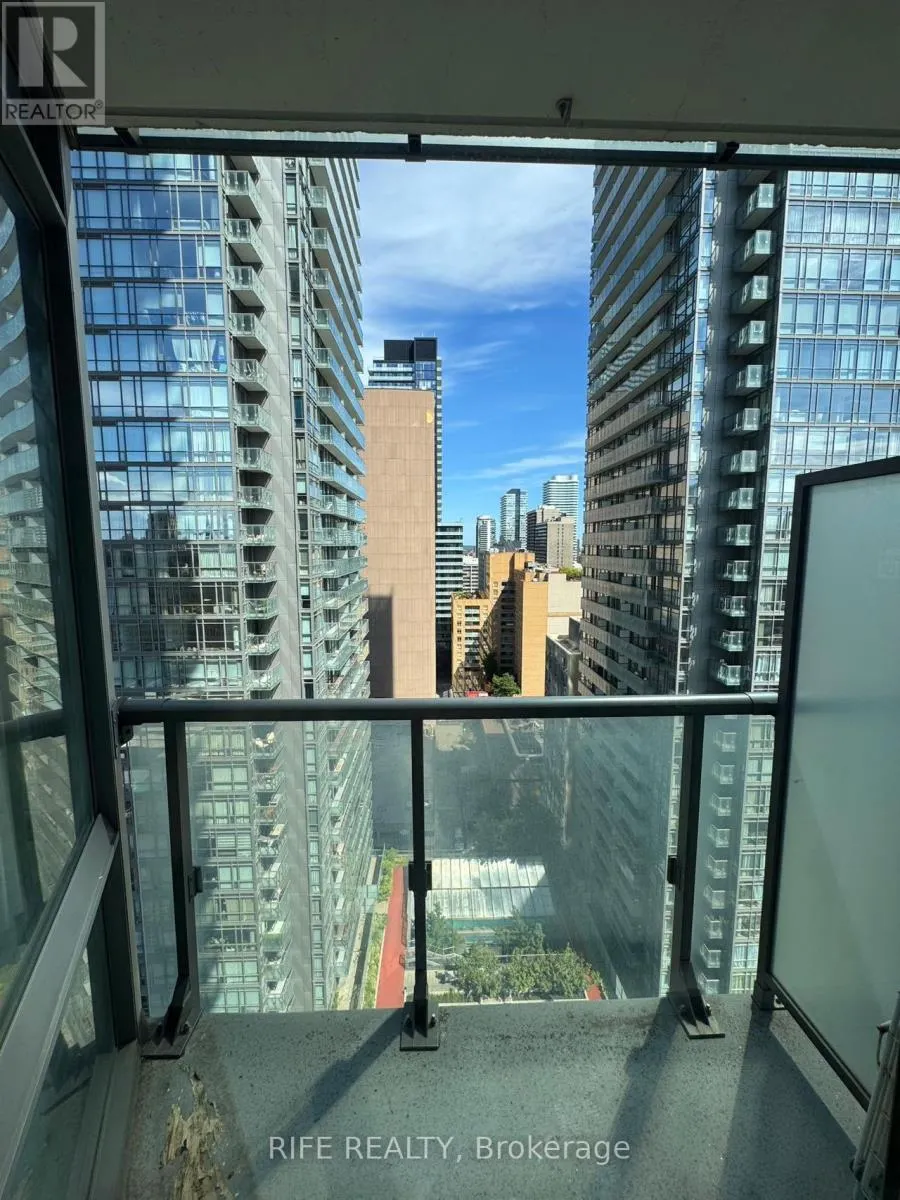 1707 - 832 BAY STREET