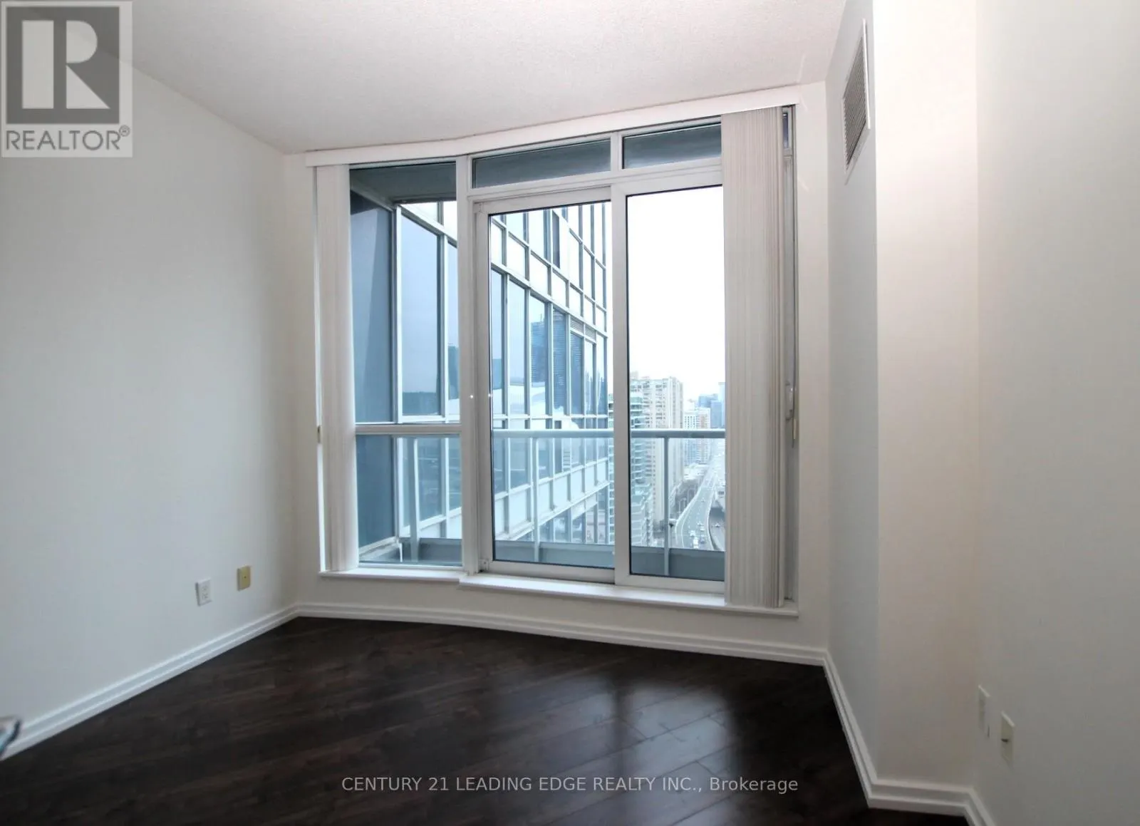 2413 - 8 YORK STREET