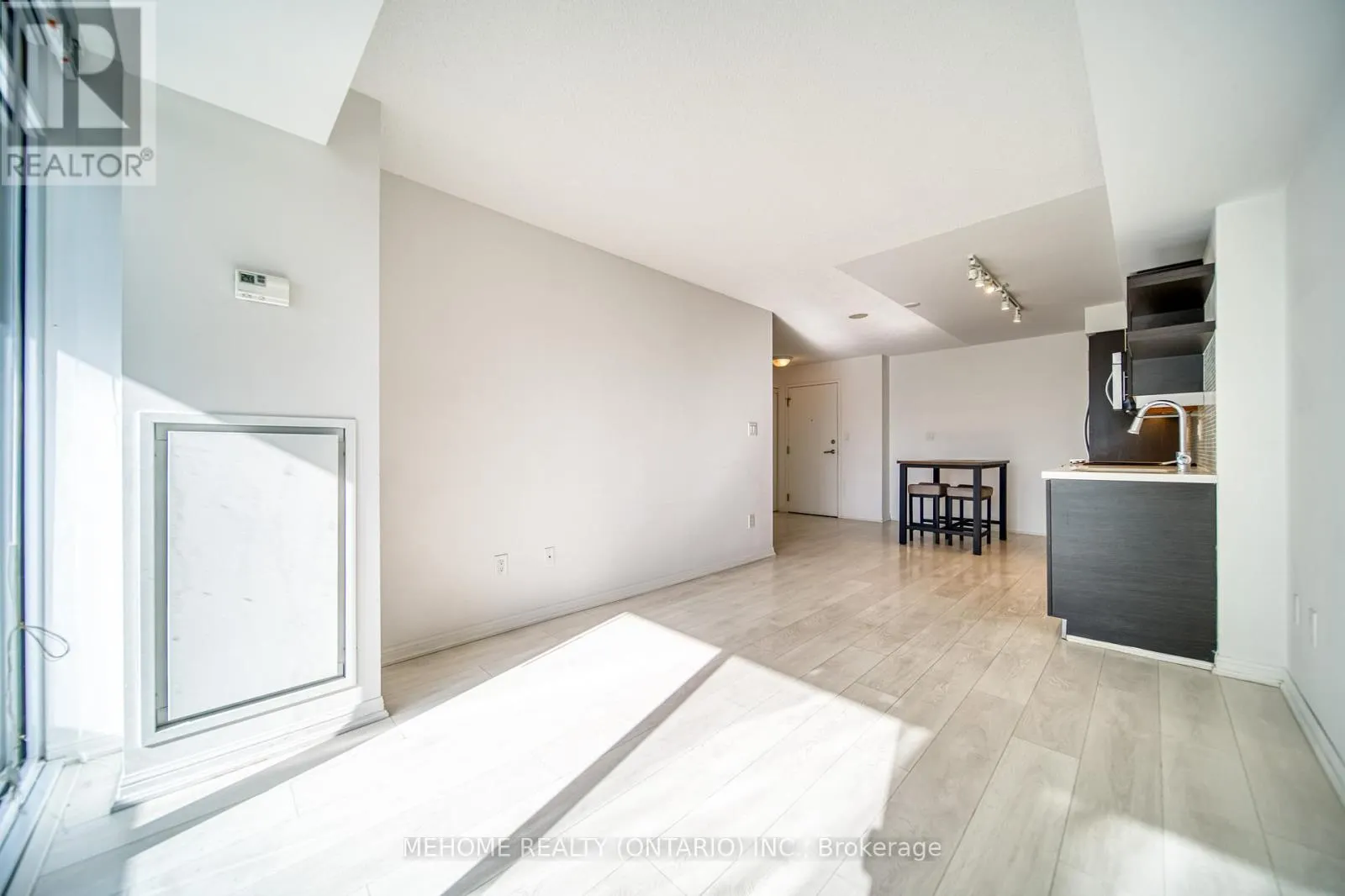 822 - 400 ADELAIDE STREET E