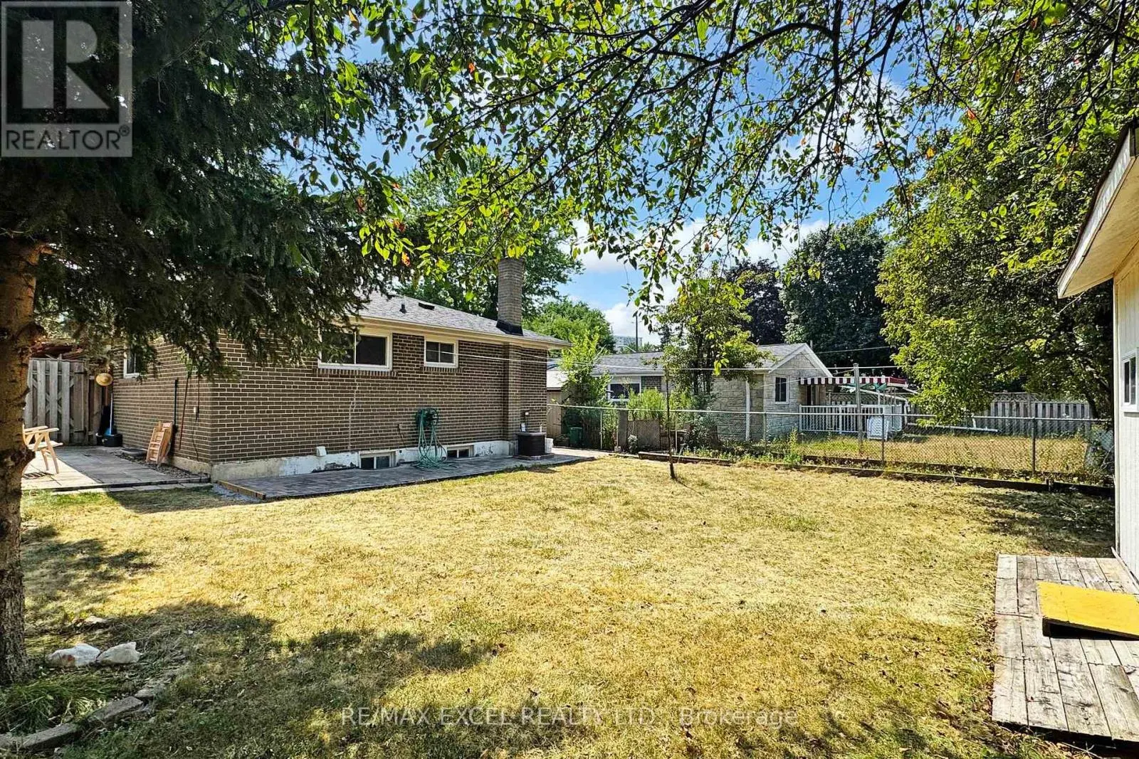 195 ROYWOOD DRIVE