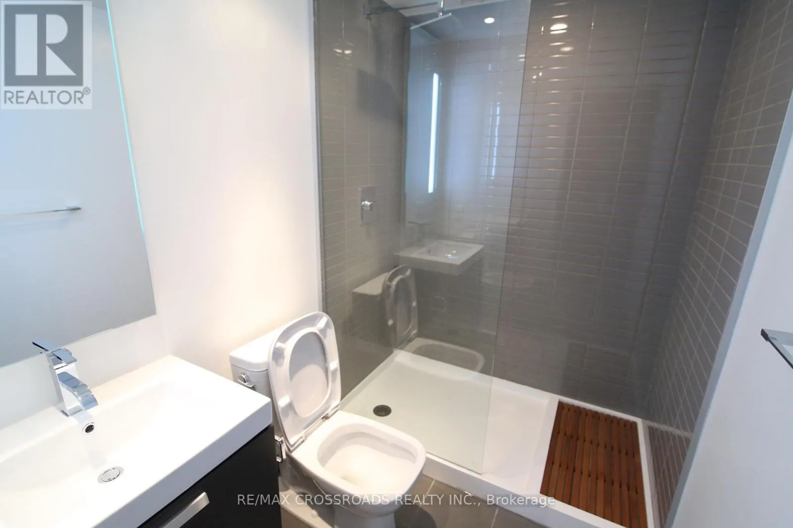 720 - 629 KING STREET W