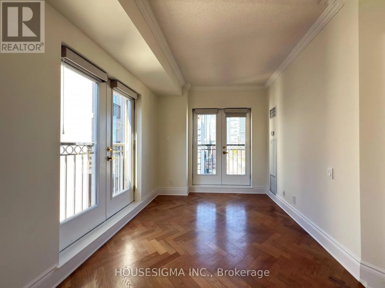 906 - 120 LOMBARD STREET