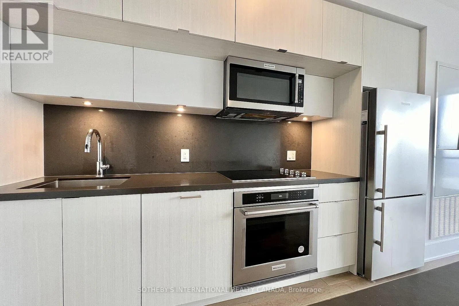 4215 - 585 BLOOR STREET E