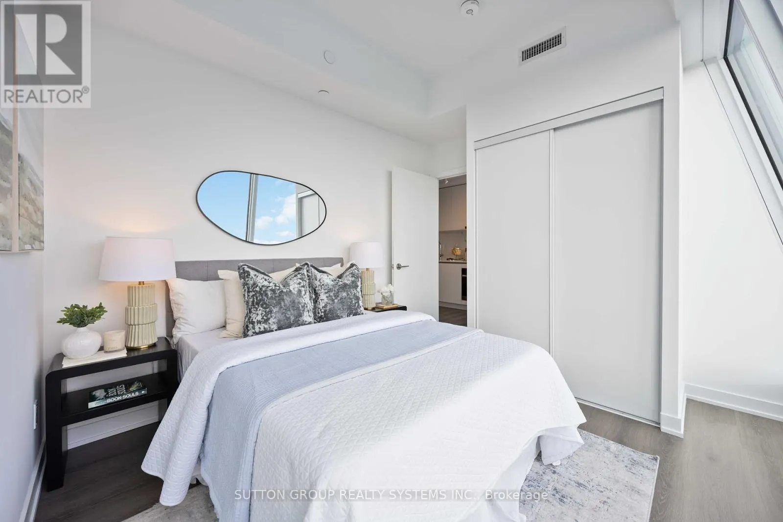 LPH05 - 8 WELLESLEY STREET W