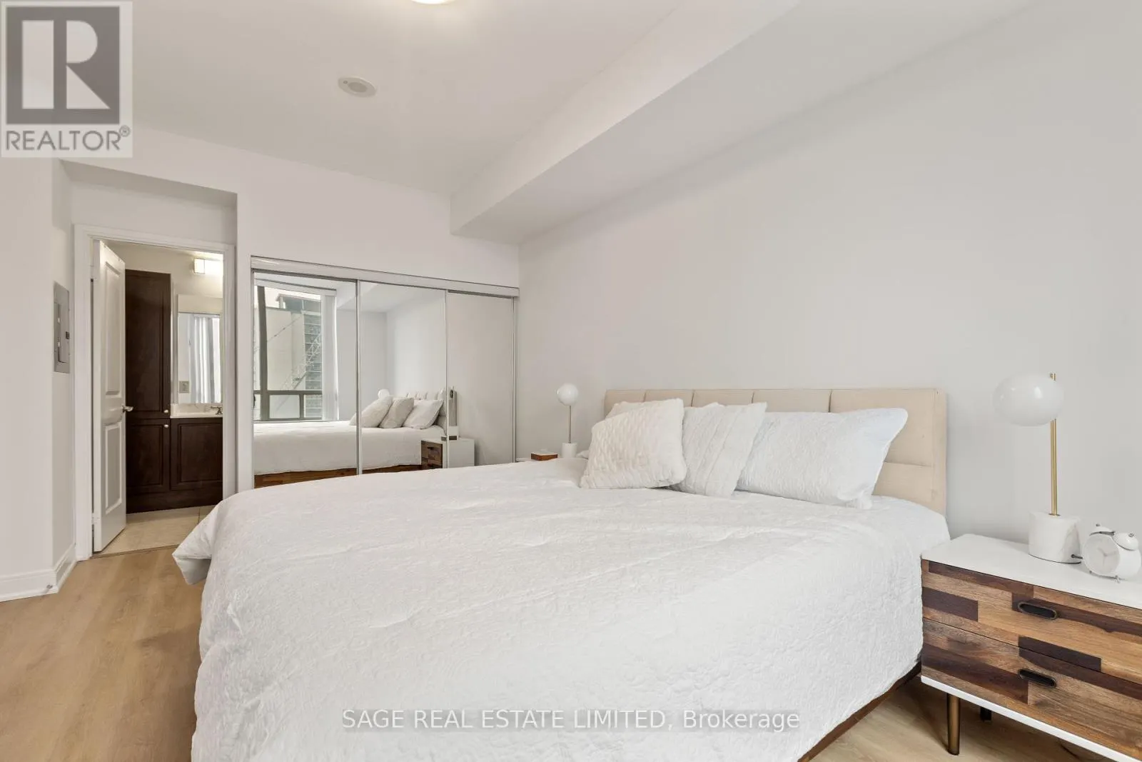 1301 - 88 BROADWAY AVENUE