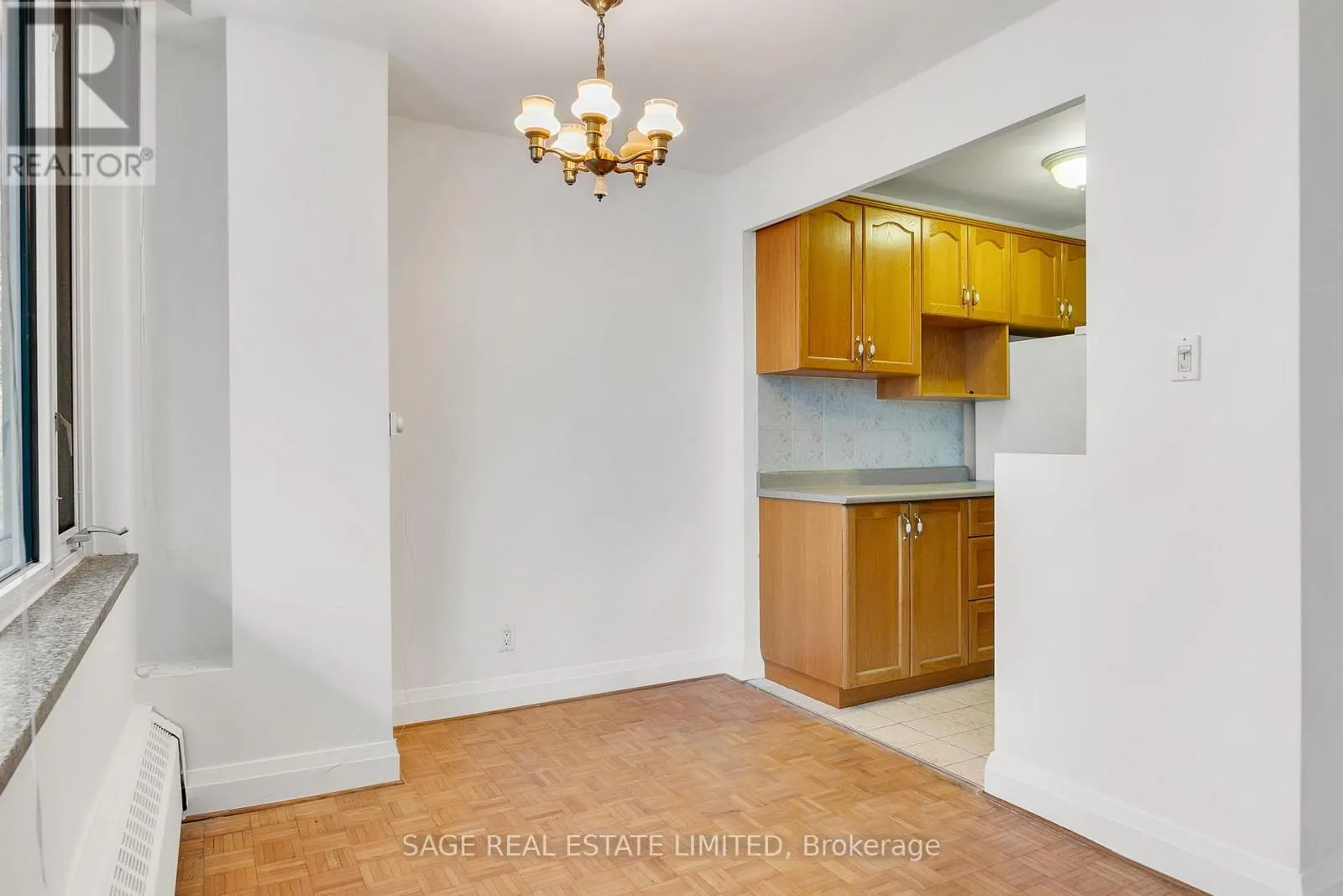 204 - 74 SPADINA ROAD