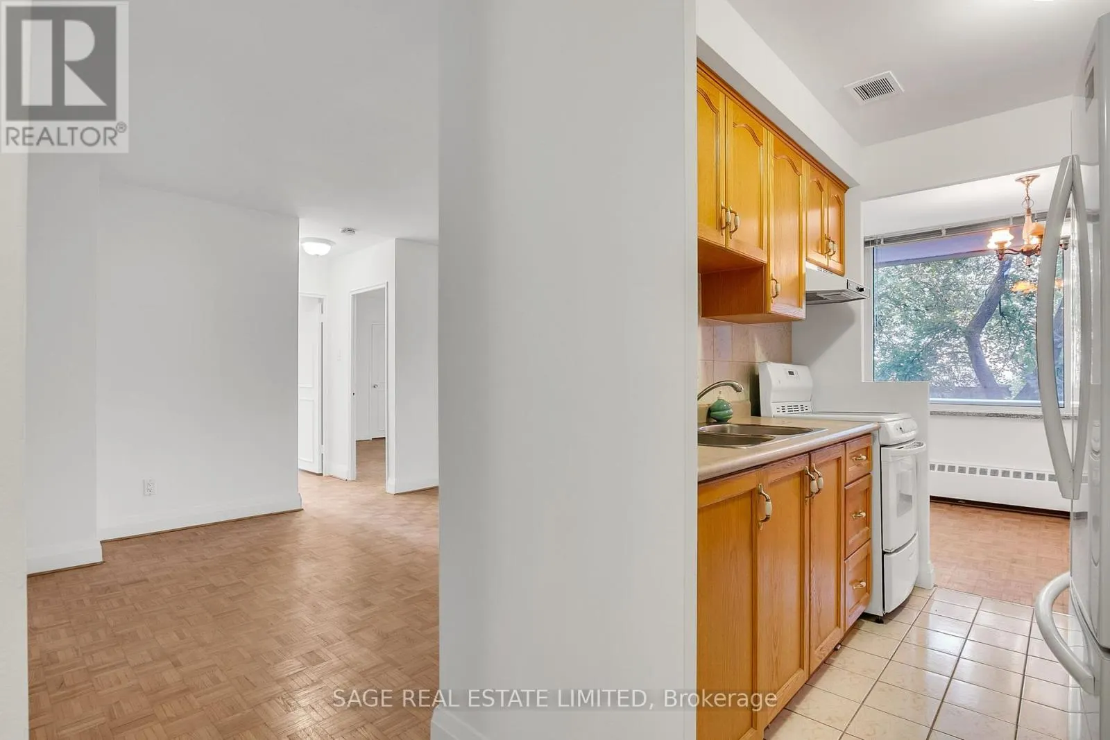 204 - 74 SPADINA ROAD