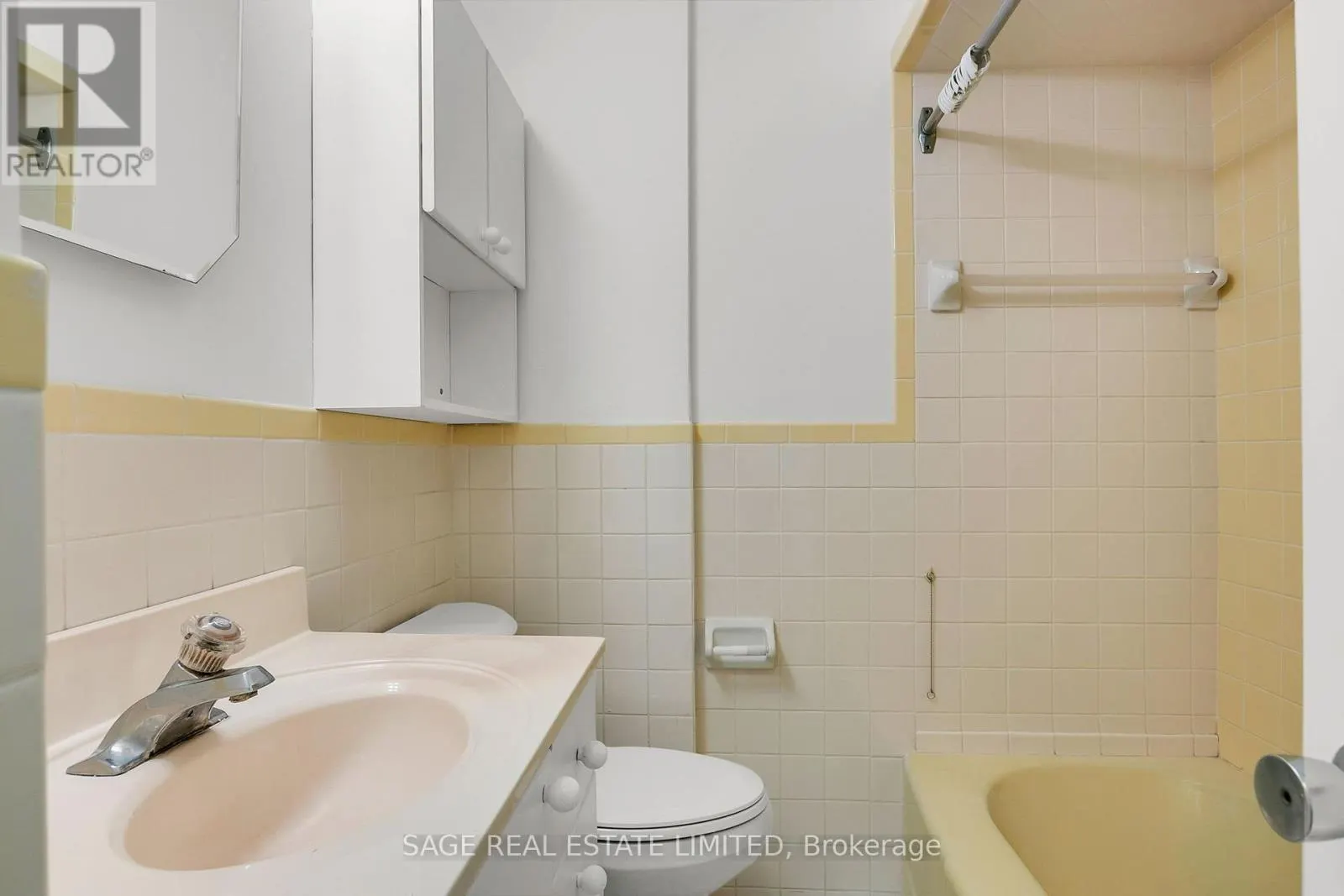 204 - 74 SPADINA ROAD