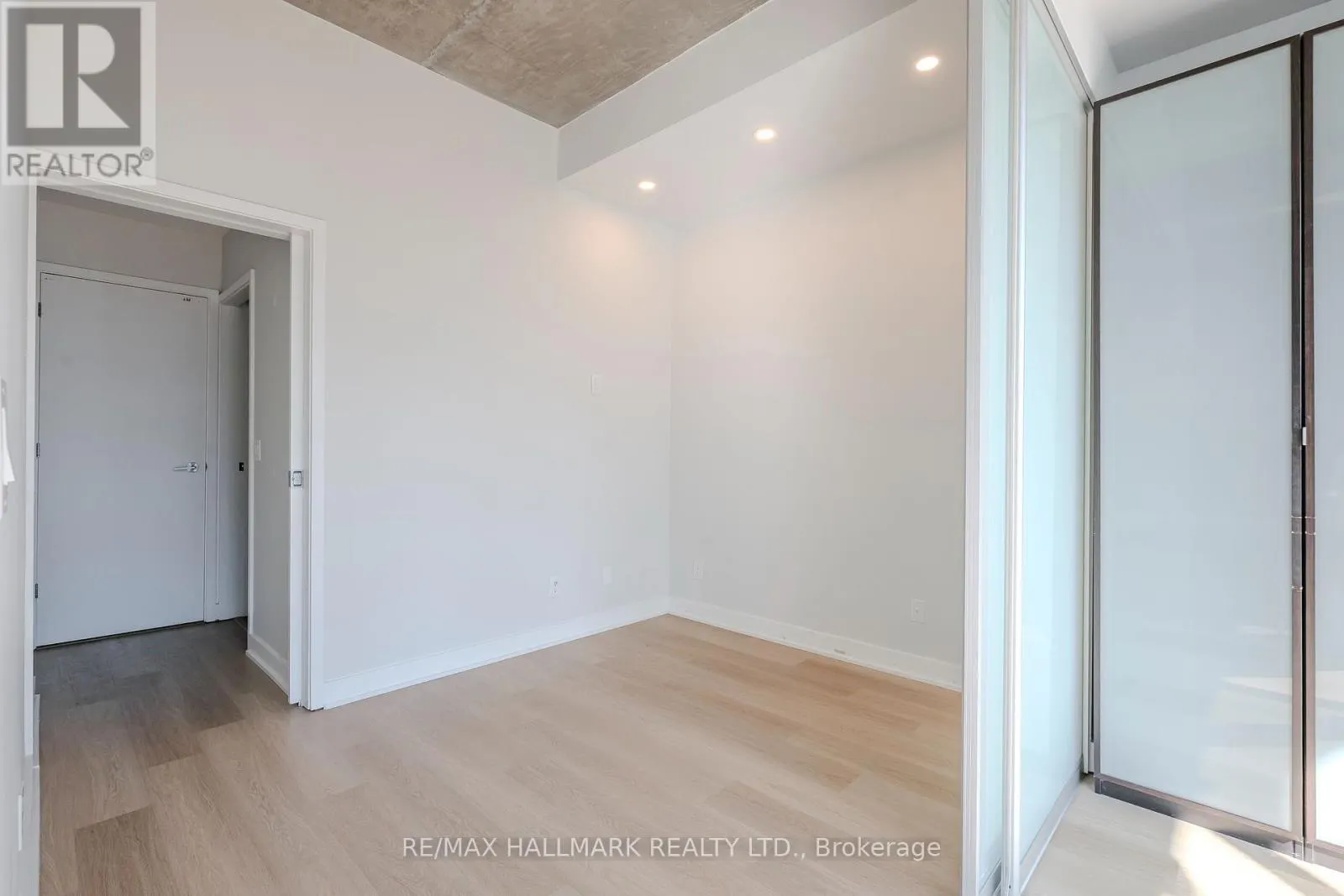 910 - 60 BATHURST STREET