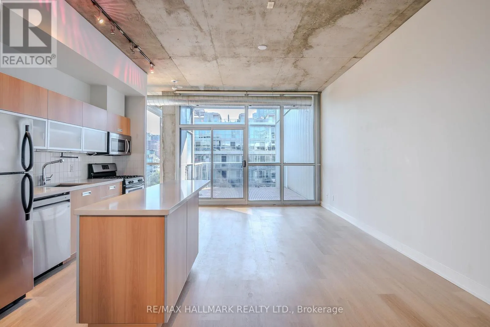 910 - 60 BATHURST STREET