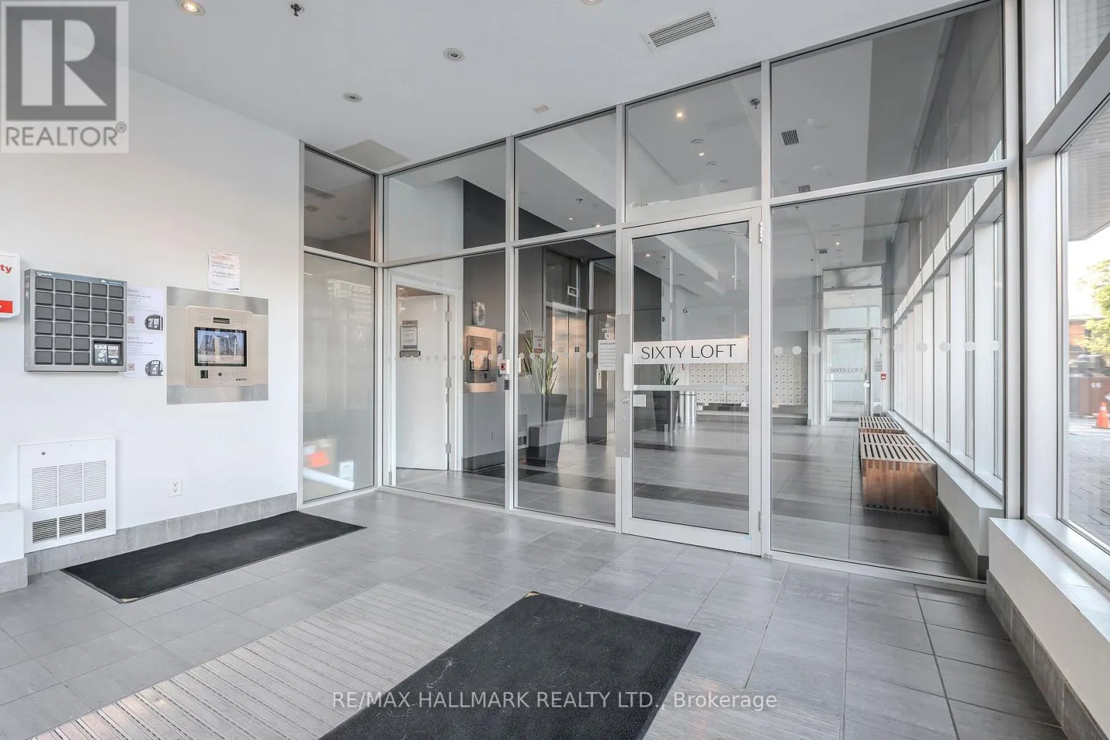 910 - 60 BATHURST STREET