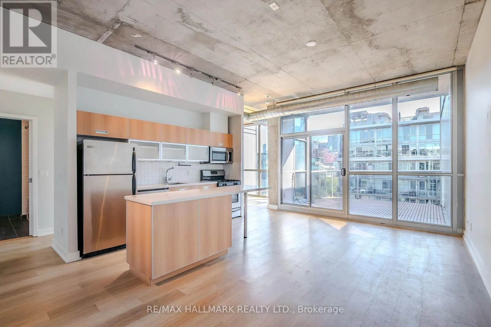 910 - 60 BATHURST STREET