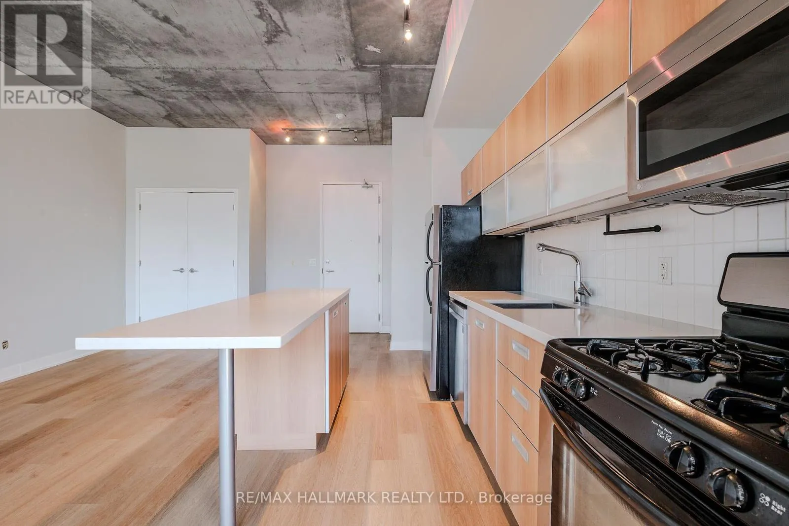 910 - 60 BATHURST STREET