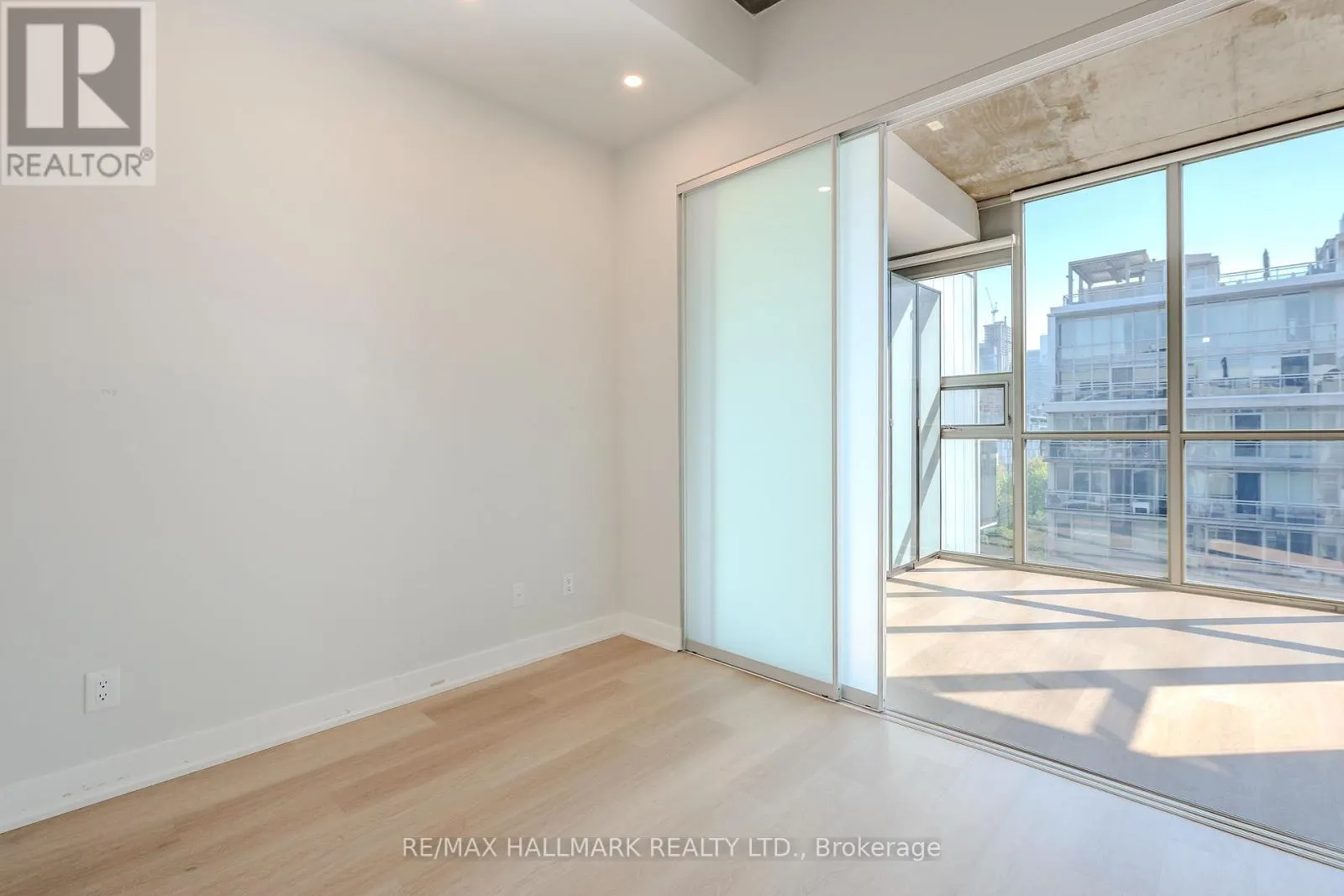 910 - 60 BATHURST STREET