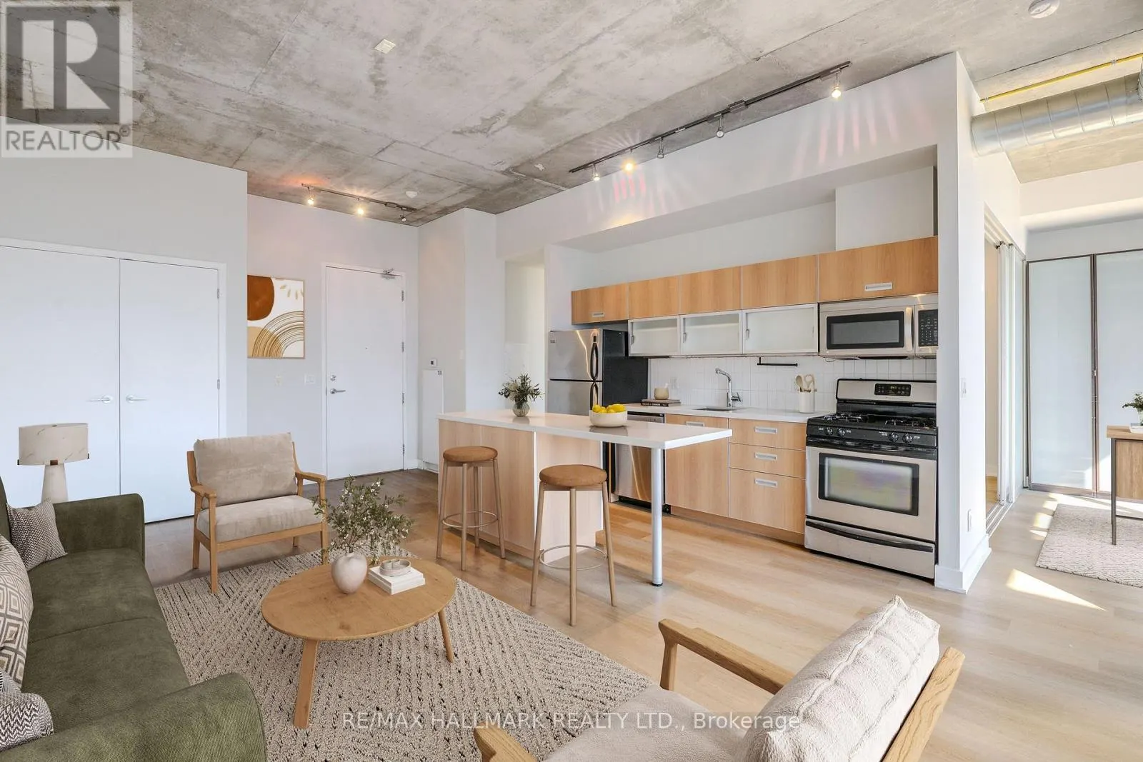 910 - 60 BATHURST STREET