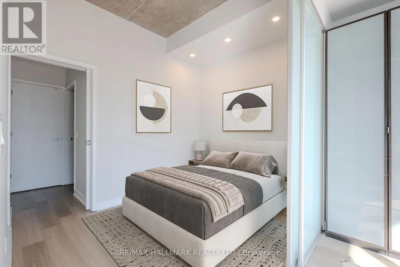 910 - 60 BATHURST STREET