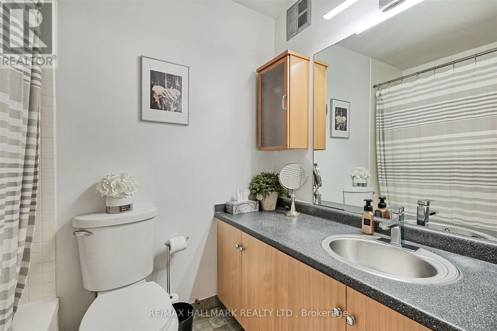 8E - 86 GERRARD STREET E