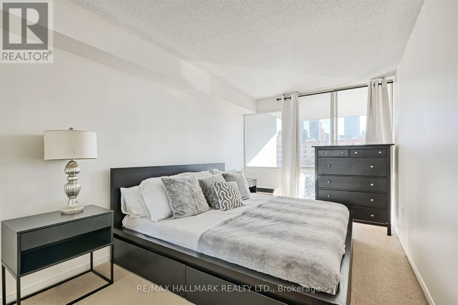 8E - 86 GERRARD STREET E