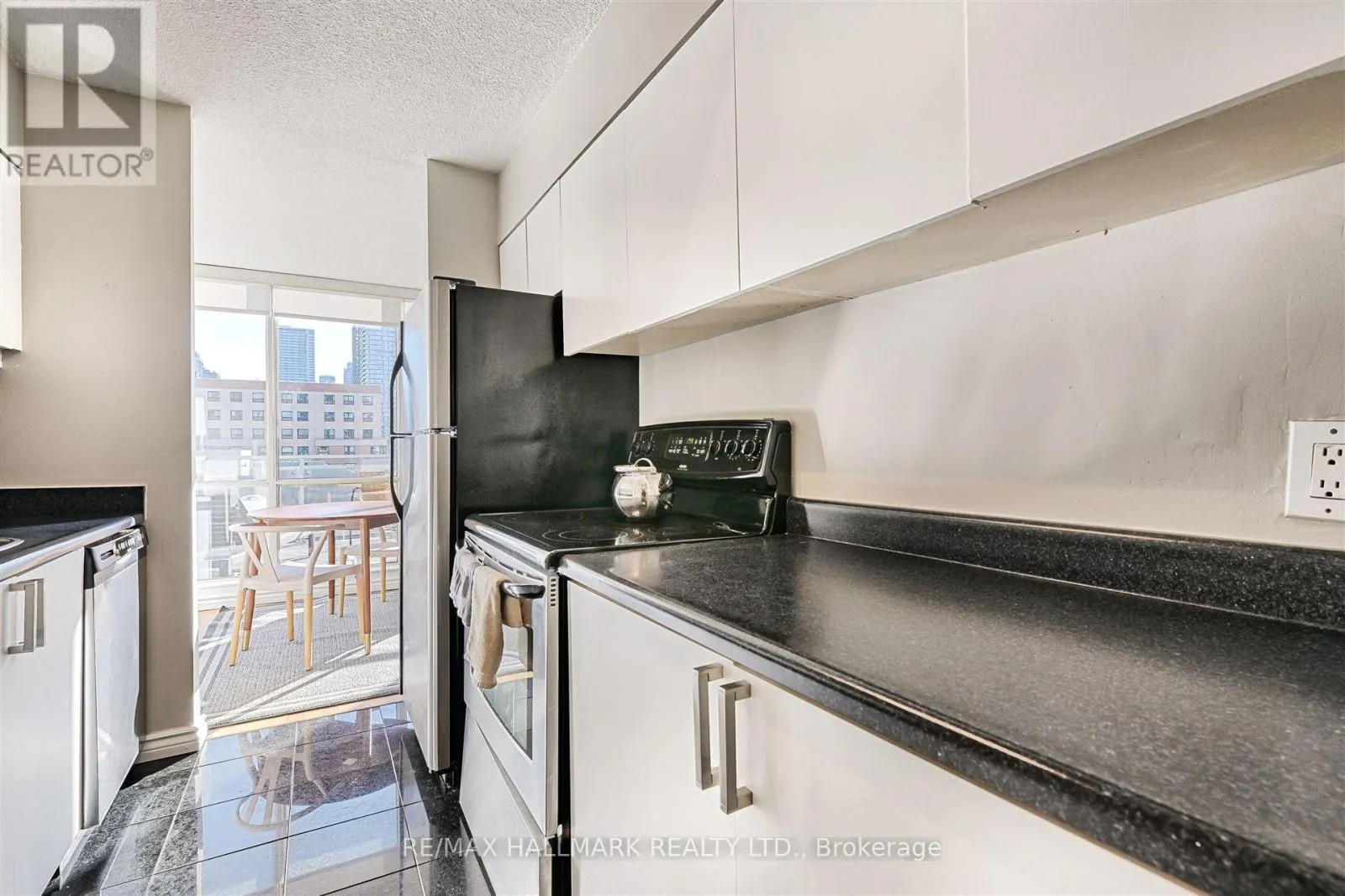8E - 86 GERRARD STREET E