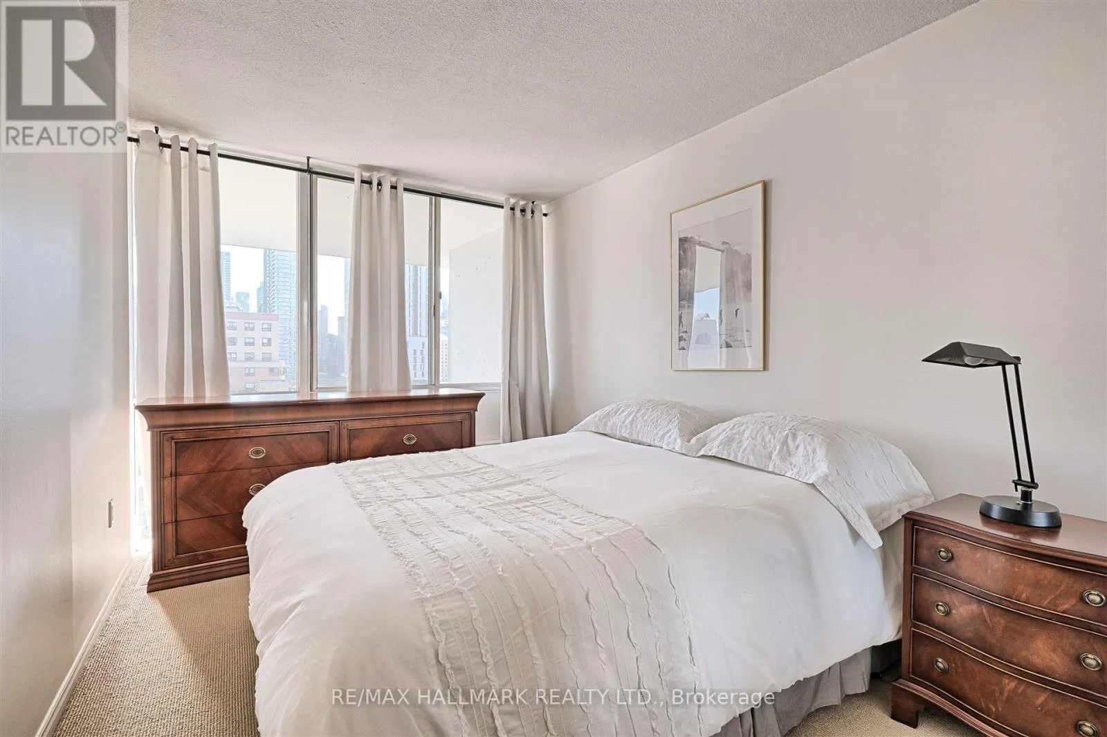 8E - 86 GERRARD STREET E