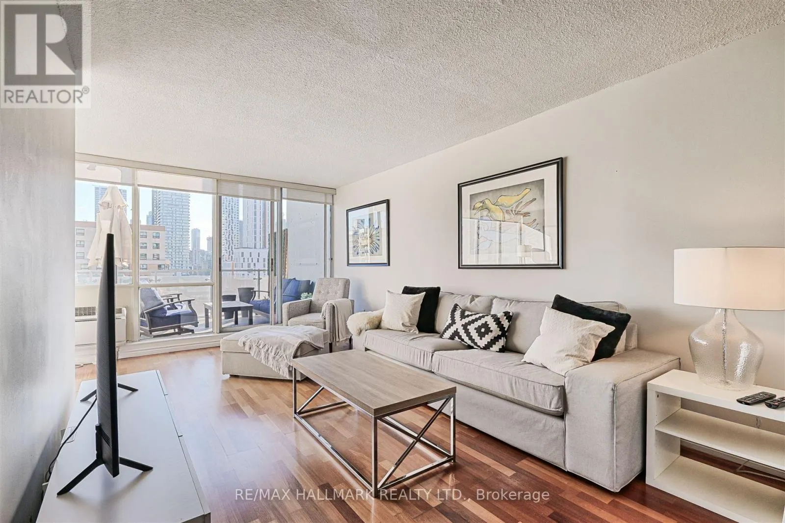 8E - 86 GERRARD STREET E