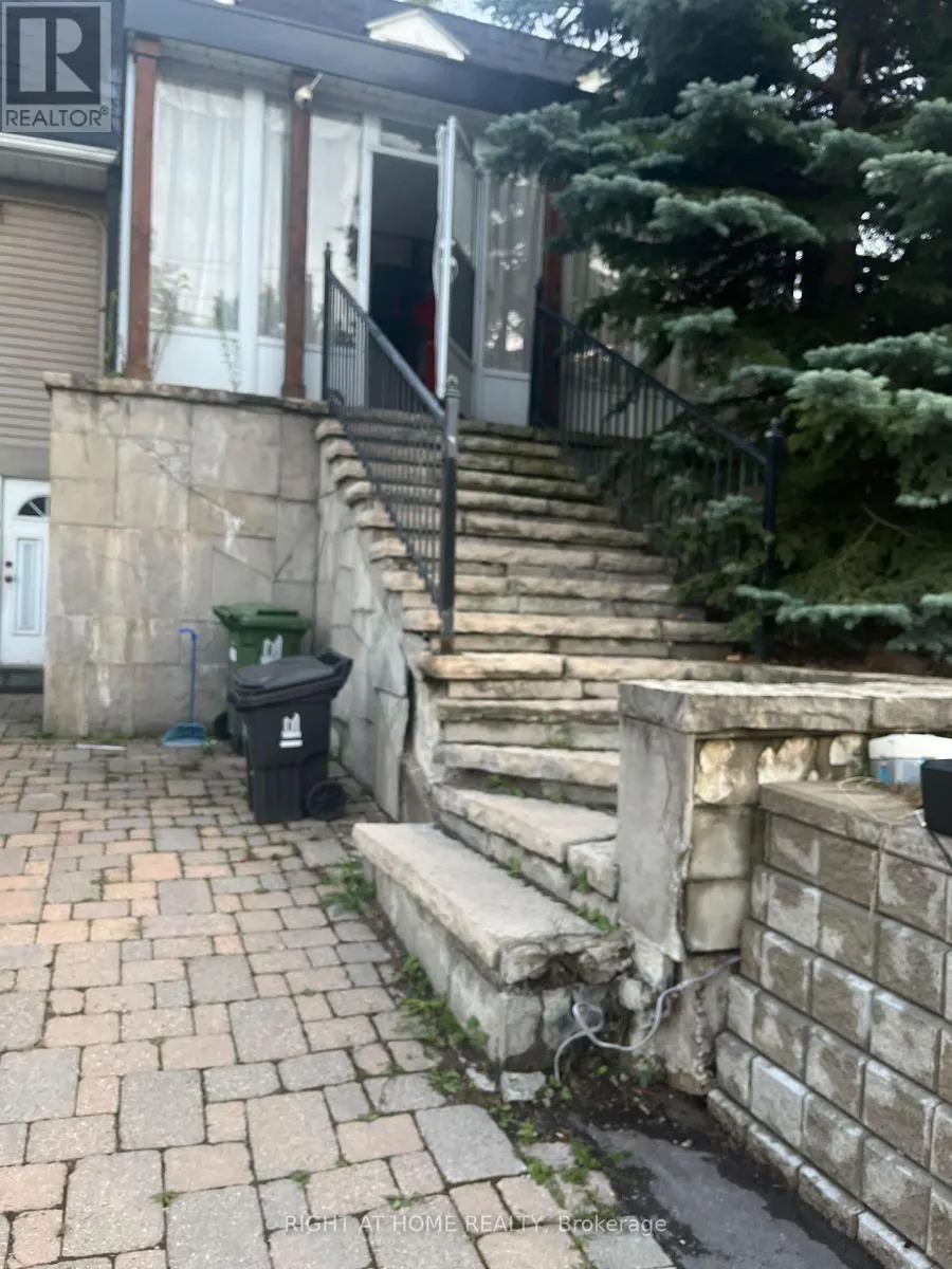 UNIT 2 - 125 STEELES AVENUE S