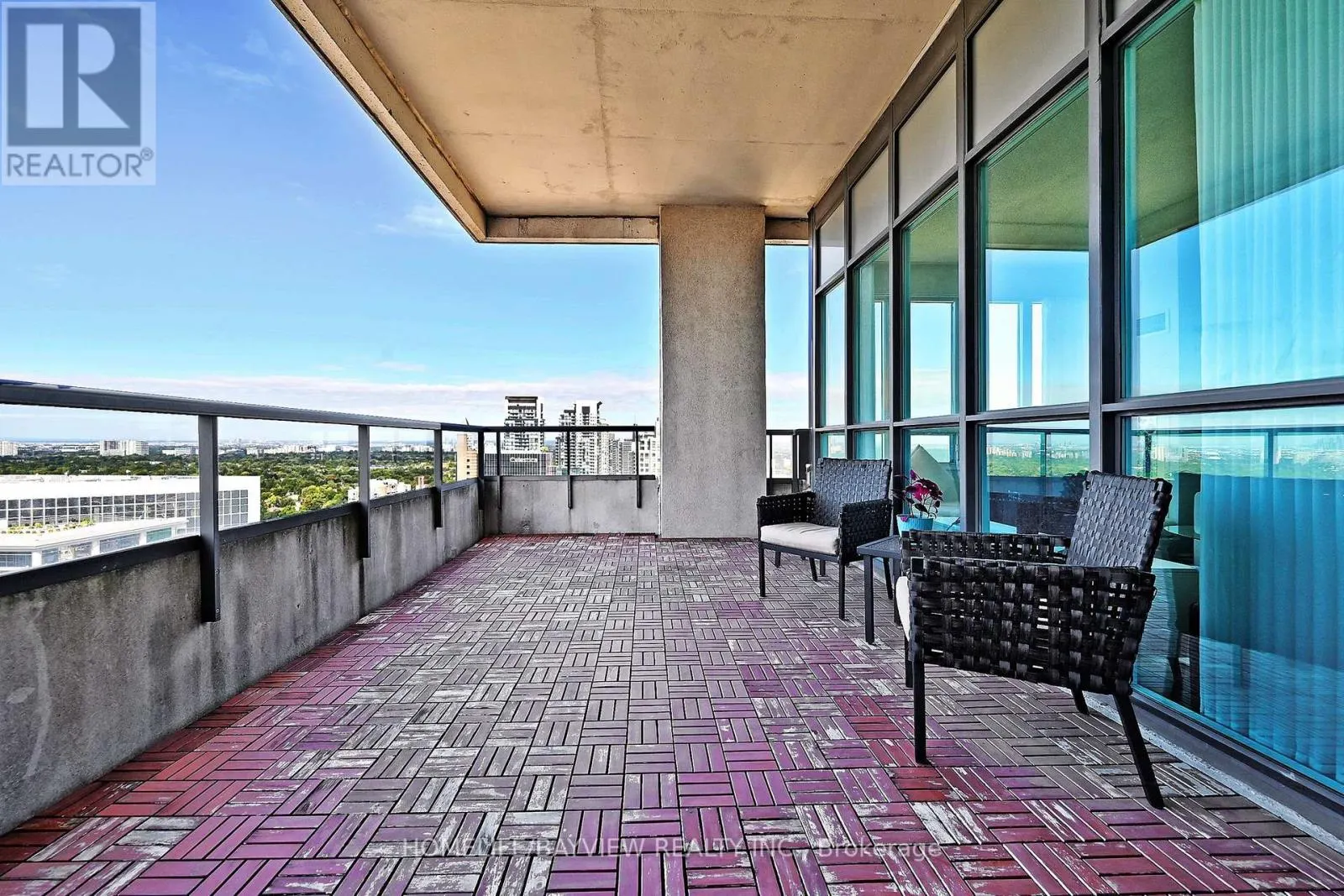 PH 202 - 23 HOLLYWOOD AVENUE