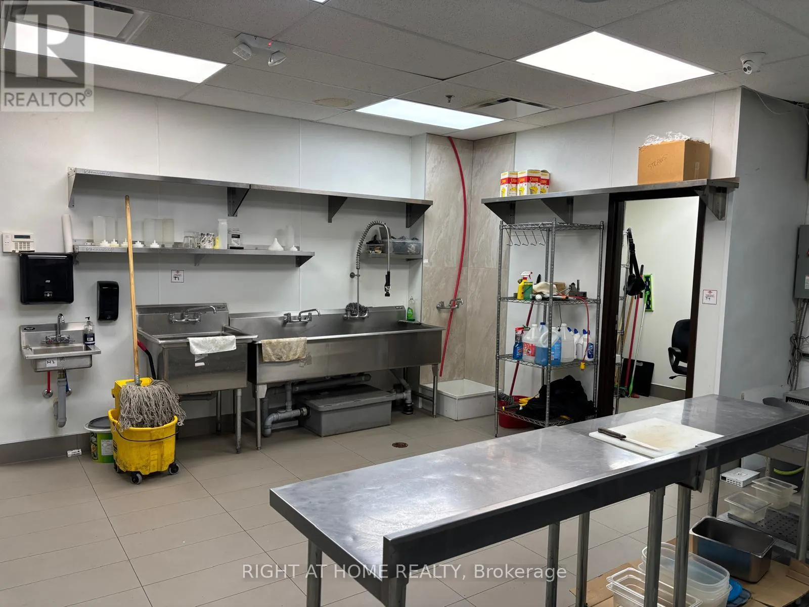 105 - 700 KING STREET W